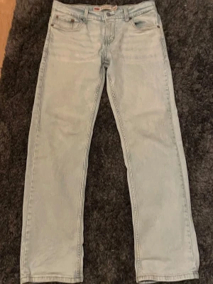 Ljusblå Levi's 501 jeans straight fit - Säljer ett par klassiska ljusblå Levi's 501 jeans med rak passform. Passar 165-175cm beroende på hur man vill att dom sitter. Skriv gärna om du har frågor!