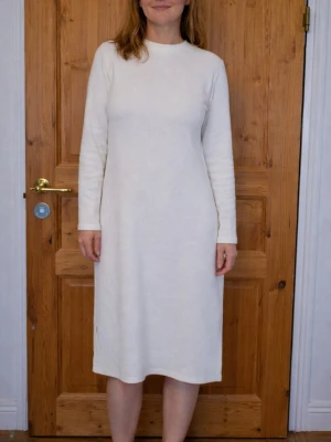 Vit långärmad stickad klänning - Super mjuk och härlig stickad klänning från Indiska i fint skick. 🤍  Vill du ha mått är det bara att fråga!  Vill du diskutera pris? Ge ett bud. 😄