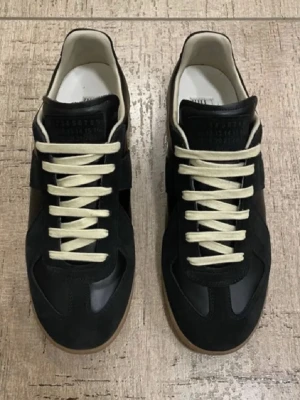 Maison Margiela  sneakers svart - Säljer dessa svarta Maison Margiela för de är för små. Aldrig använda. Pris kan diskuteras.