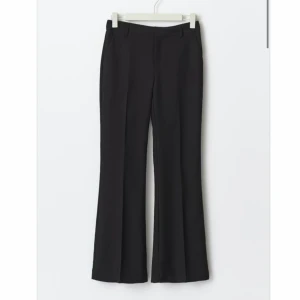 Petite low bootcut trousers/kostymbyxor/dress pants - Snygga svarta kostymbyxor med bootcut passform från Gina Tricot. Byxorna är låga i midjan. Pris går att diskuteras