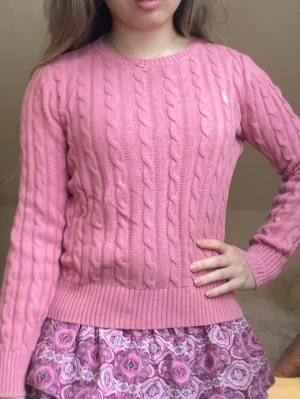 Polo Ralph Lauren tröja - Jätte fin polo Ralph Lauren tröja i en rosa färg. Knappt använd. Barnstorlek L (12-14år) men passar xs