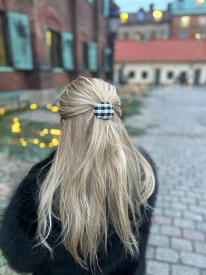 Svartvit rutigt hårspänne - Nejlika🖤Säljer hårklämma med svartvitt rutigt mönster i tyg. Spännet är ovalt och har en klassisk, trendig look som passar perfekt för att piffa till frisyren. Enkel att använda och ger en snygg detalj till håret. VIKTIGT! Våra Hårklämmor är handgjorda på återanvänt material och därför är alla former inte exakt likadana, utan alla är lite unika vilket kan vara charmigt och miljövänligt💞