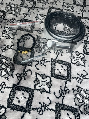 Vit och silver H E R M E S bälte  - 110 Cm du kan göra egna hål. 