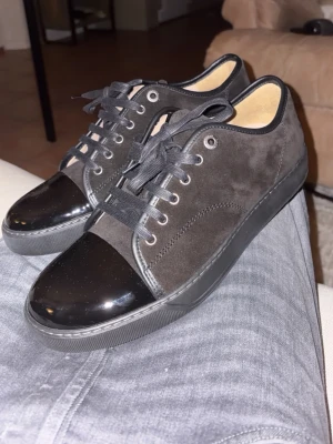 Lanvin Dbb1 Captoe - Säljer nu mina Lanvin Dom är i en hel svart färg med Glans där framme jag köpte skorna i december. Dom är i ny skick. Skorna städas innan dom skickas ut. Dom är i Storlek UK8 eller 42 men passar även 43 Dom har inga tydliga tecken på användning förutom lite smuts. Dom kostar 5200 nya på Care of Carl där jag köpte dom för ungefär en månad sedan och vill nu ha sålt dom för att dom är lite små för mig Mitt pris är 3500 då jag vill ha sålt dom snabbt priset är inte hugget i sten man får med allt og.