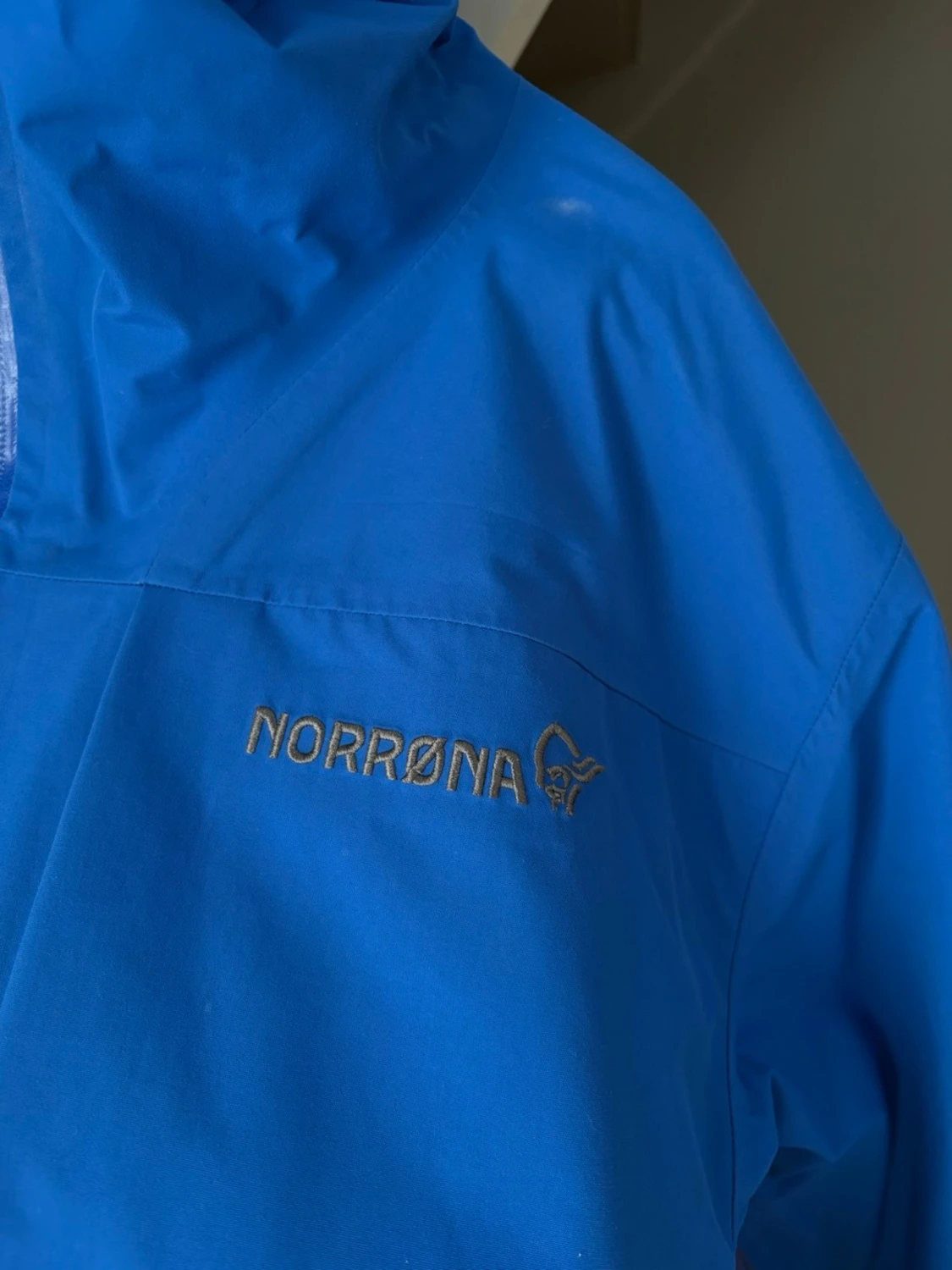 Blå vindjacka från Norrøna med huva - 1