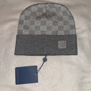 Mössa.  L. V - Helt ny