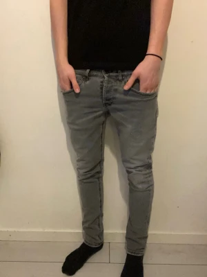 Dondup George jeans gråa - Riktigt schyssta jeans från Dondup, modell George i storlek 33. Mycket fint skick. Jeansen som ni ser har lite lätta ”slitningar” längs med benen och vid fickorna! Vid frågor osv bara att skriva🙏🏻 Vid snabb affär kan möjligtvis gå ner lite i pris! 