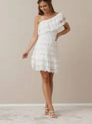 ‼️SVART‼️spetsklänning one shoulder - Superfin svart kortklänning i spets med volangdetaljer och one shoulder-design. Min är i svart se sista bilden likadan som vita😊 Använd gärna köp nu❤️