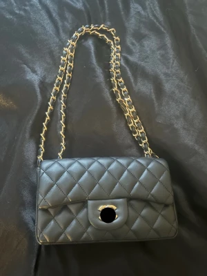 Svart quiltad axelväska med kedja - Plick låter mig inte visa märket så får täcka. Använd 2 gånger. Pris kan diskuteras🩷