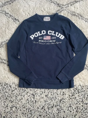 Marinblå sweatshirt från Saint Vincent - Mörkblå sweatshirt polo