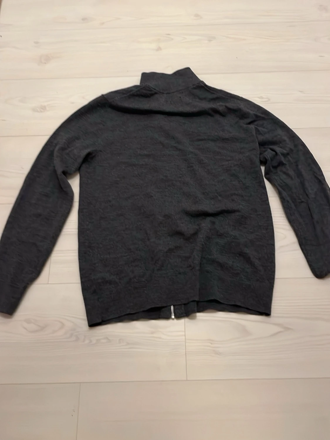 Mörkgrå kofta med dragkedja från Riley  - 1