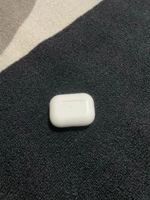 TWS Earbuds - Säljer ett par Earbuds som funkar perfekt och är rena. De kopplas med bluetooth!     Enhet namn- TWS