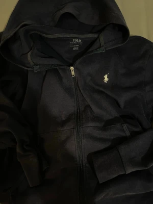 Ralph Lauren Hoodie  - Riktig fin Ralph Lauren hoodie/kofta, i mycket fint skick, storlek M, passar även S. Hör av er via frågor 😊