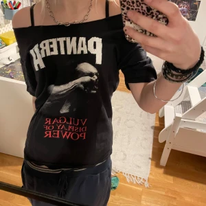 Pantera offshoulder t-shirt - Säljer en mycket cool svart pantera offshoulder t-shirt!! Klippte själv men är köpt på punktshop!!!