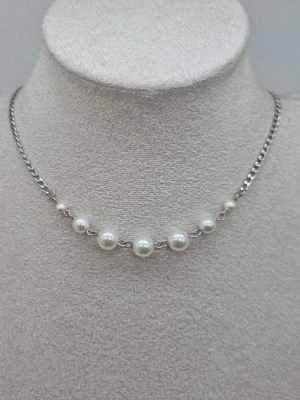 Stilfullt halsband med pärlor  - Material-rostfritt stål. Liknande Maria Nilsdotters smycke.✏️Beteckningen för rostfritt stål – 201 – en lägre klass, kan reagera snabbare med vatten, parfymer och oxidera.