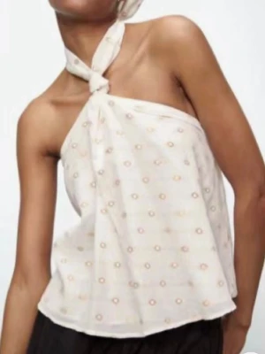 Vit halterneck topp - Superfin vit halterneck topp med knyt i nacken och öppen rygg. Tunt, luftigt tyg med små pärldetaljer över hela toppen. Perfekt till sommaren och ger en fräsch och trendig look. Endast använd 1 gång då den tyvärr är lite för stor för mig🤎