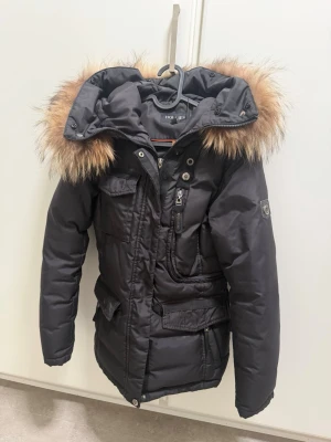 Hollies jacka  - Den har sina skavanker, men är ändå fin. Det är strl 32 så ungefär som xs 