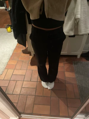 Svarta Kostymbyxor  - Supersnygga kostymbyxor från Gina i storlek 34 som bara är andvända några få gånger💕