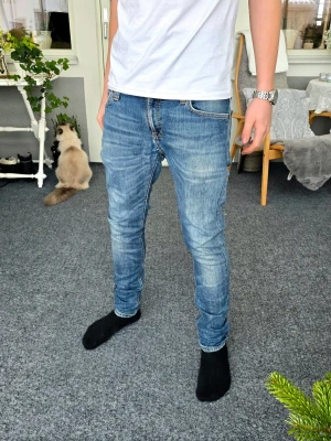 Nudie jeans - Snygga Nudie jeans i storlek W31/L32, med coola slitningar. Vet inte vilken modell det är eftersom lappen är avklippt. Kostar ca 1600-1800 kr nya.