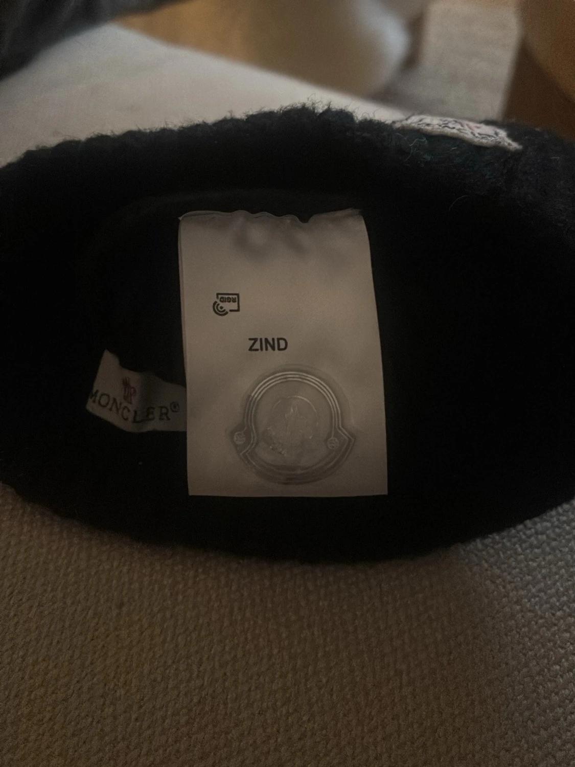 Svart Moncler mössa med logga - 1