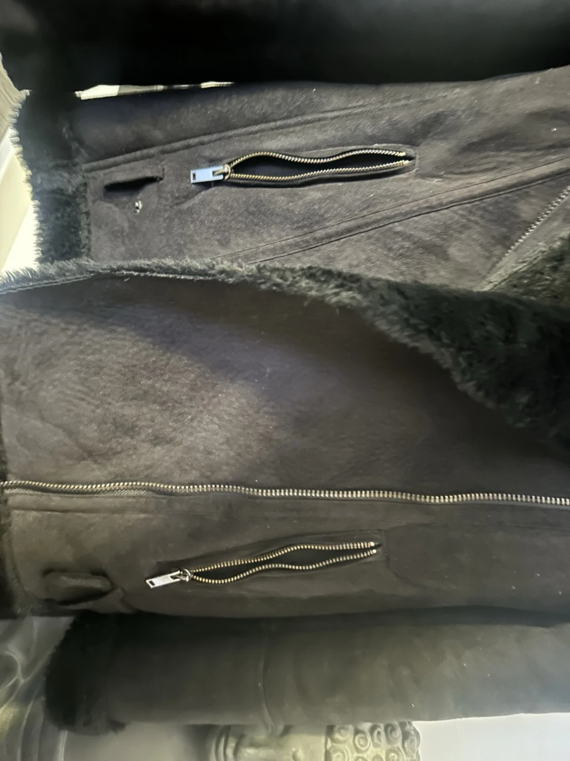 Svart pälsjacka med dragkedjor - 3