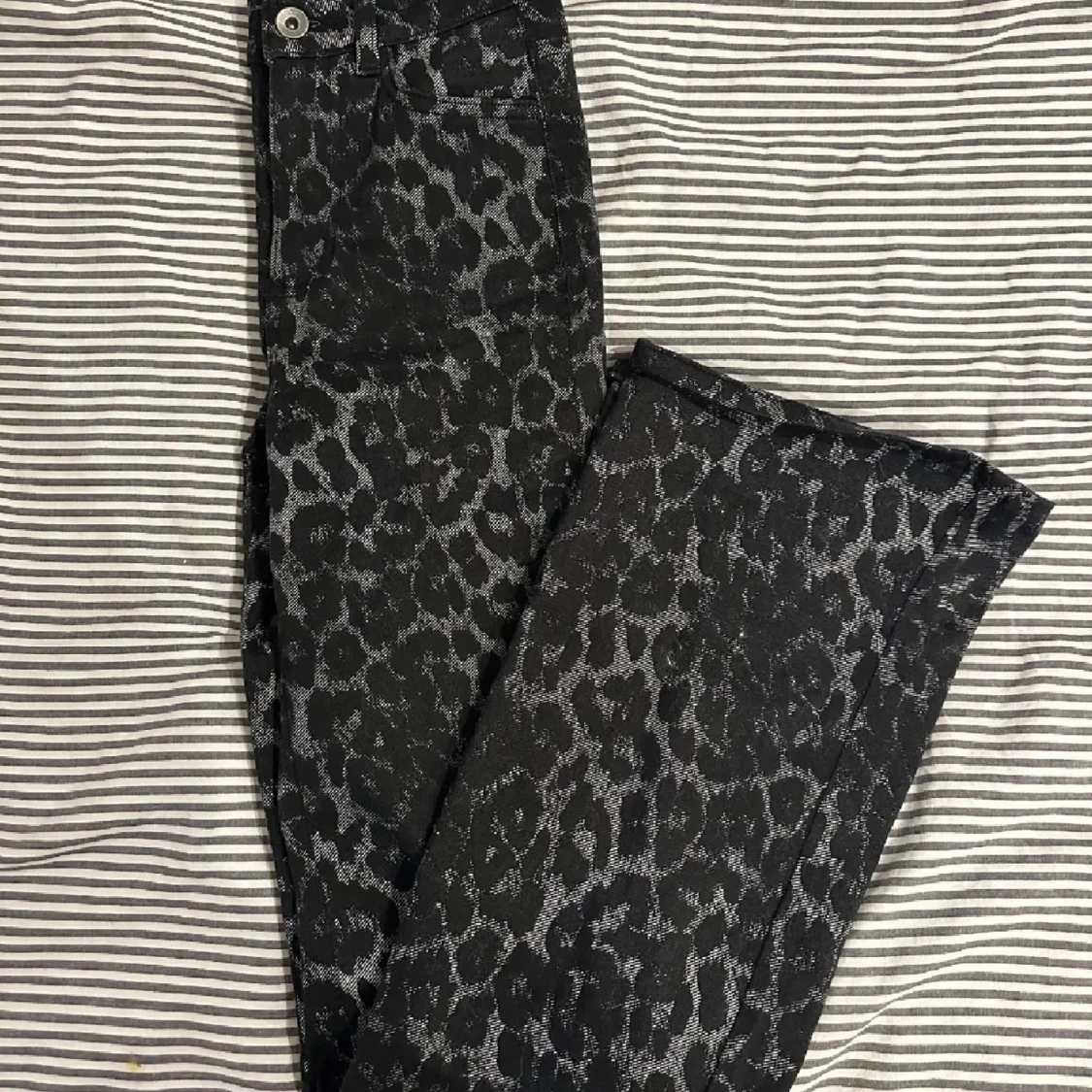 Svarta leopardmönstrade jeans - 1
