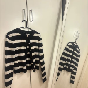 Svart/vit Kofta  - Jätte fin kofta från new yorker strl S, säljs för 80kr. Pris kan diskuteras(: