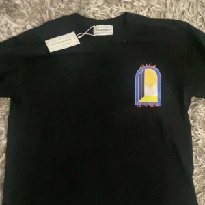 Casablanca T-shirt - En väldigt fin Casablanca T-shirt som är i helt ny skick, vid mer frågor hör av er i pm