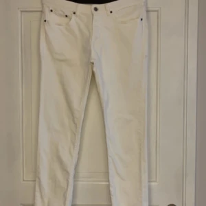 Vita slim fit jeans från Dressmann - Snygga vita jeans från Dressmann i slim fit-modell. Klassisk femficksdesign, raka ben och diskreta detaljer. Tillverkade i bomull för en skön känsla och stilren look. Perfekta för dig som vill ha ett fräscht och modernt par jeans. Lappar medkommer ej! Liten fläck på bakrebyxlinningen, syns knappt. Fråga gärna☺️