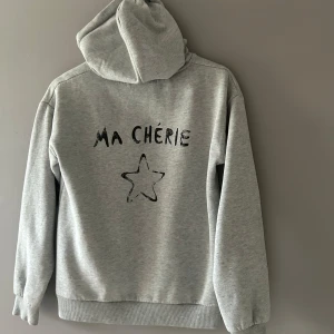 ma chérie hoodie🤩 - säljer denna super snygga hoodien då den tyvärr blivit för liten😚 skicket är fint, dock fattas banden som skulle suttit i huvan. 😌 