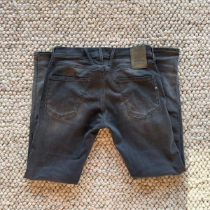 Replay anbass jeans - Tja säljer ett par Replay jeans. Modell:- Anbass. Storlek:- W29 L30. Skick:- 9/10 Inga defekter. Om ni har några funderingar är det bara att höra av sig! 📩