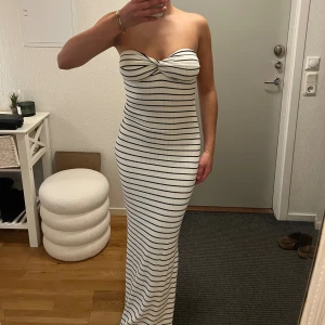 NA-KD Klänning - Klänning från NA-KD. Använd 1/2 gånger, som ny. Har en silikon rem där bak i ryggen för att hålla klänningen på plats. Klänningen går ändå ner till golvet, jag är 170.  Strl S.