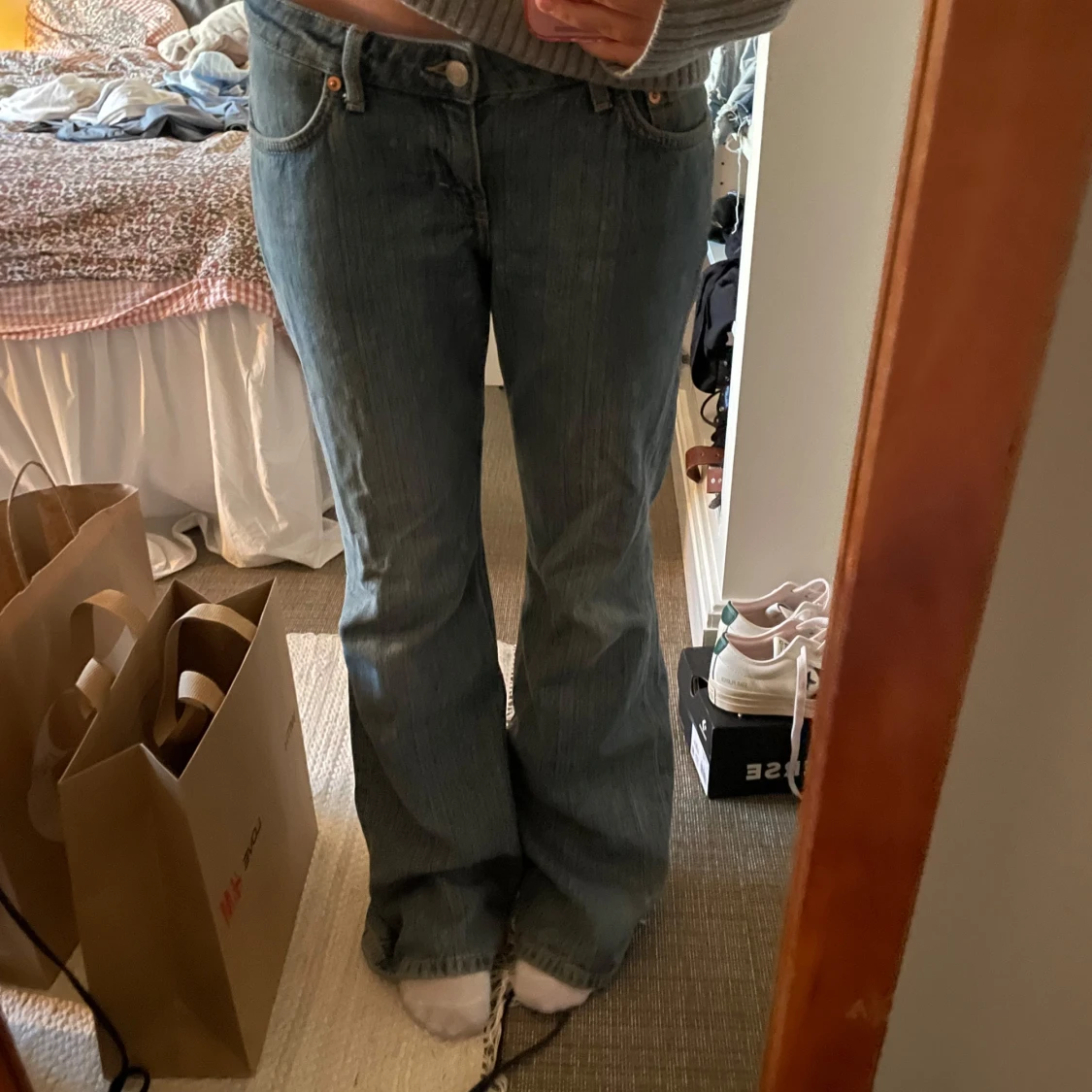 Blå bootcut jeans från weekday  - 1