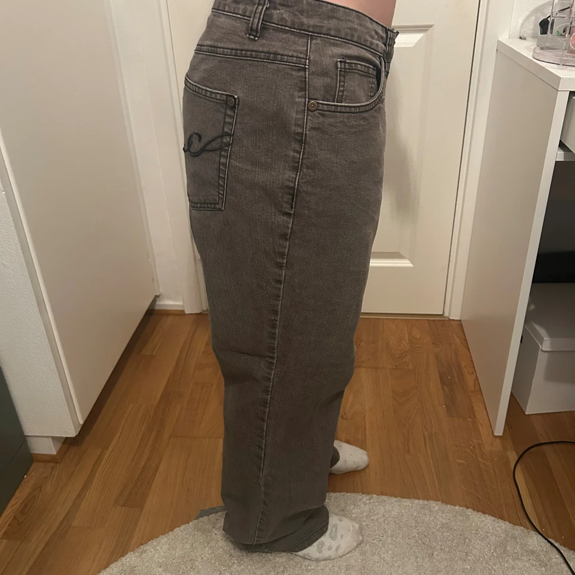 Grå raka jeans med broderade fickor - 1