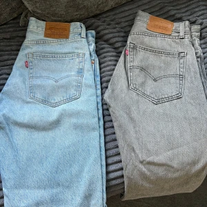 Levi's 551 jeans ljusblå & grå W30 - Två par Levi's 551 jeans, ett par i ljusblå denim och ett par i grå tvätt. Klassisk femficksmodell med raka ben och normal passform. Snygga detaljer med läderpatch bak och röda Levi's-taggen på bakfickan. Perfekta för en avslappnad streetstil. 399 kr för ett par byxor, 549 för båda.