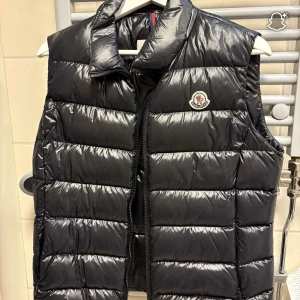  helt ny knappt använd äkta moncler väst för dam storlek - Jättefin knappt använd och väl tagit hand om väst äkta från moncler!! Kontakta för mer frågor 