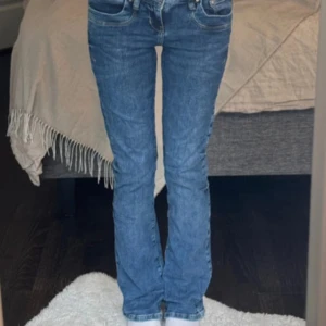 Ltb jeans - Säljer nu mina jätte fina ltb jenas i storlek W24 L30. Dom är insydda i midjan där bak se sista bild. Men är endå stretchiga.💗💗