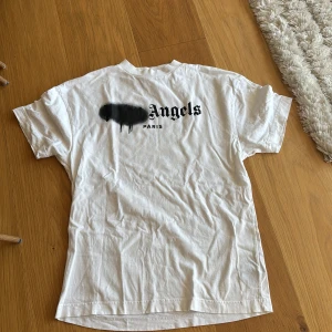 Vit Palm Angels t-shirt med tryck - Snygg vit t-shirt från Palm Angels. Den är riktigt fet och ett bra pris för en äkta T-shirt skriv om ni har frågor kan vara öppen till att gå ner lite i pris