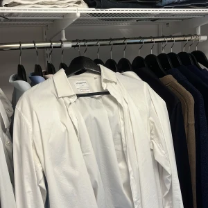 Skjorta Lindberg - Schysst skjorta från Lindberg i färgen vit, nyskick. Slim fit i storlek M (passar större S)   Pris 399