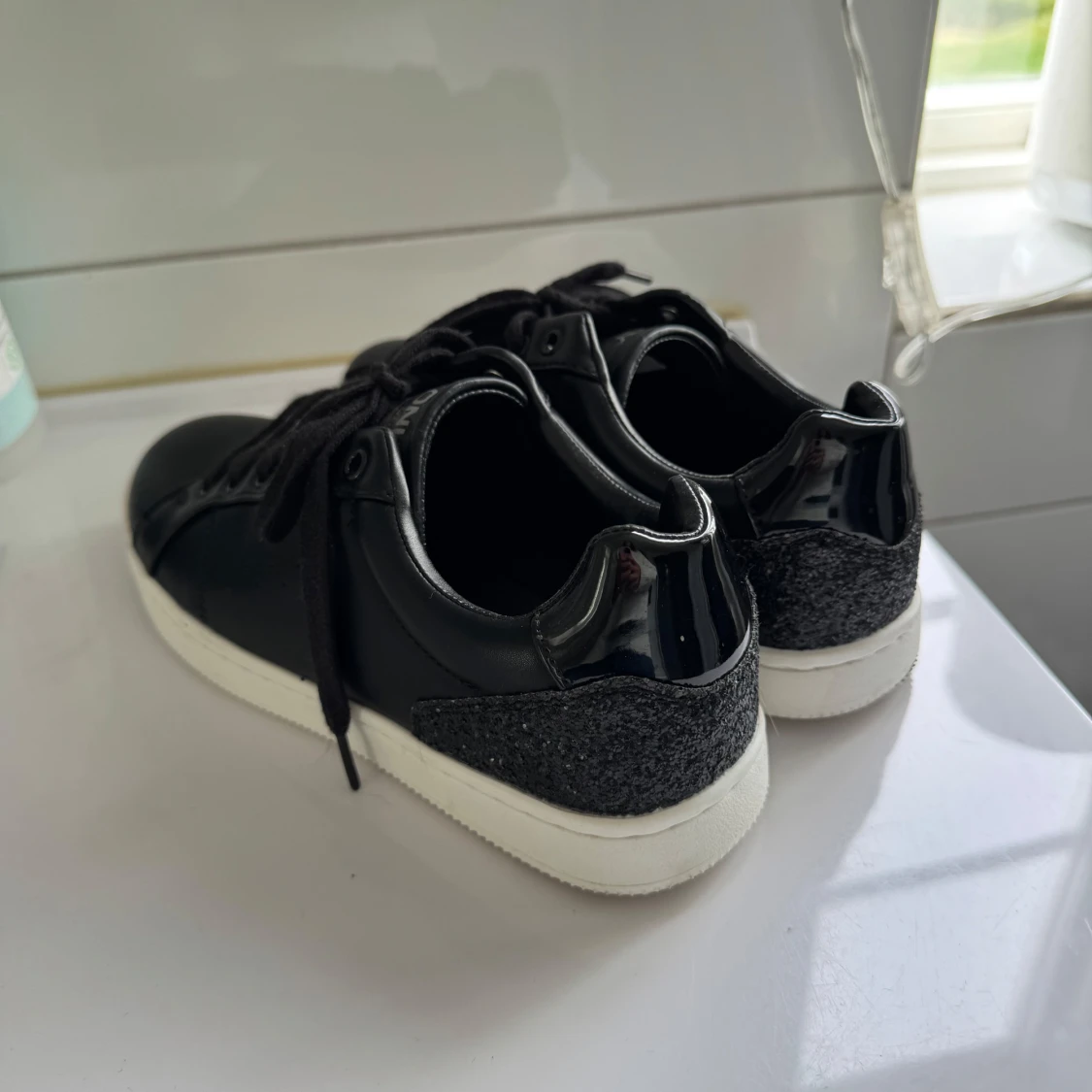 Svarta sneakers - 1