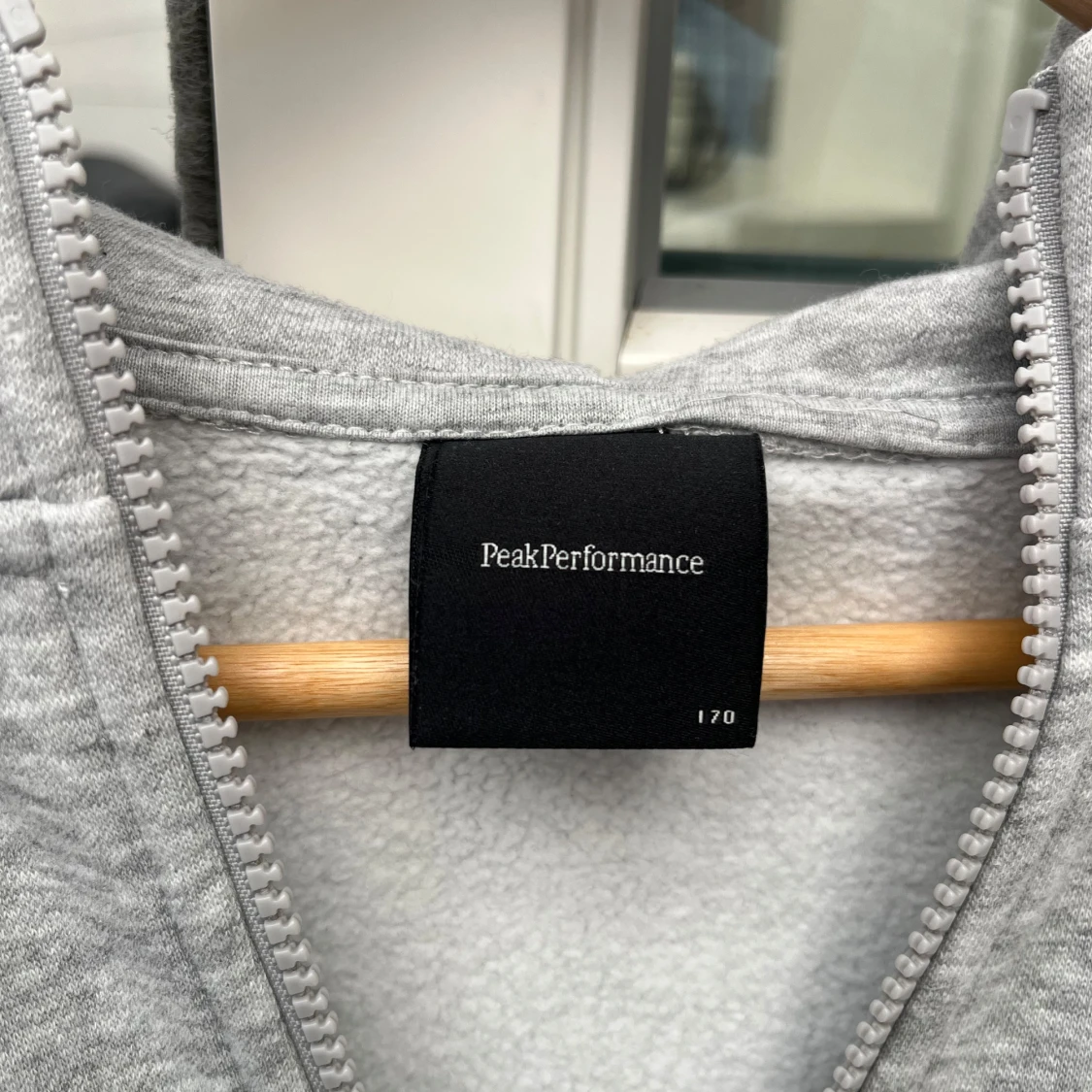 Grå hoodie från Peak Performance - 2