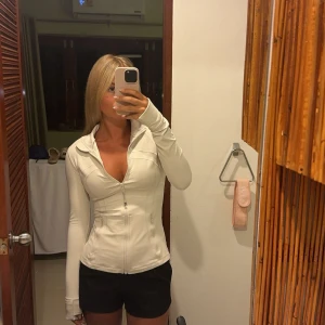 Lululemon define jacket  - Lululemon define jacket i fint skick! Färger heter ”bone” och det är storlek 6. Kvitto finns🤍