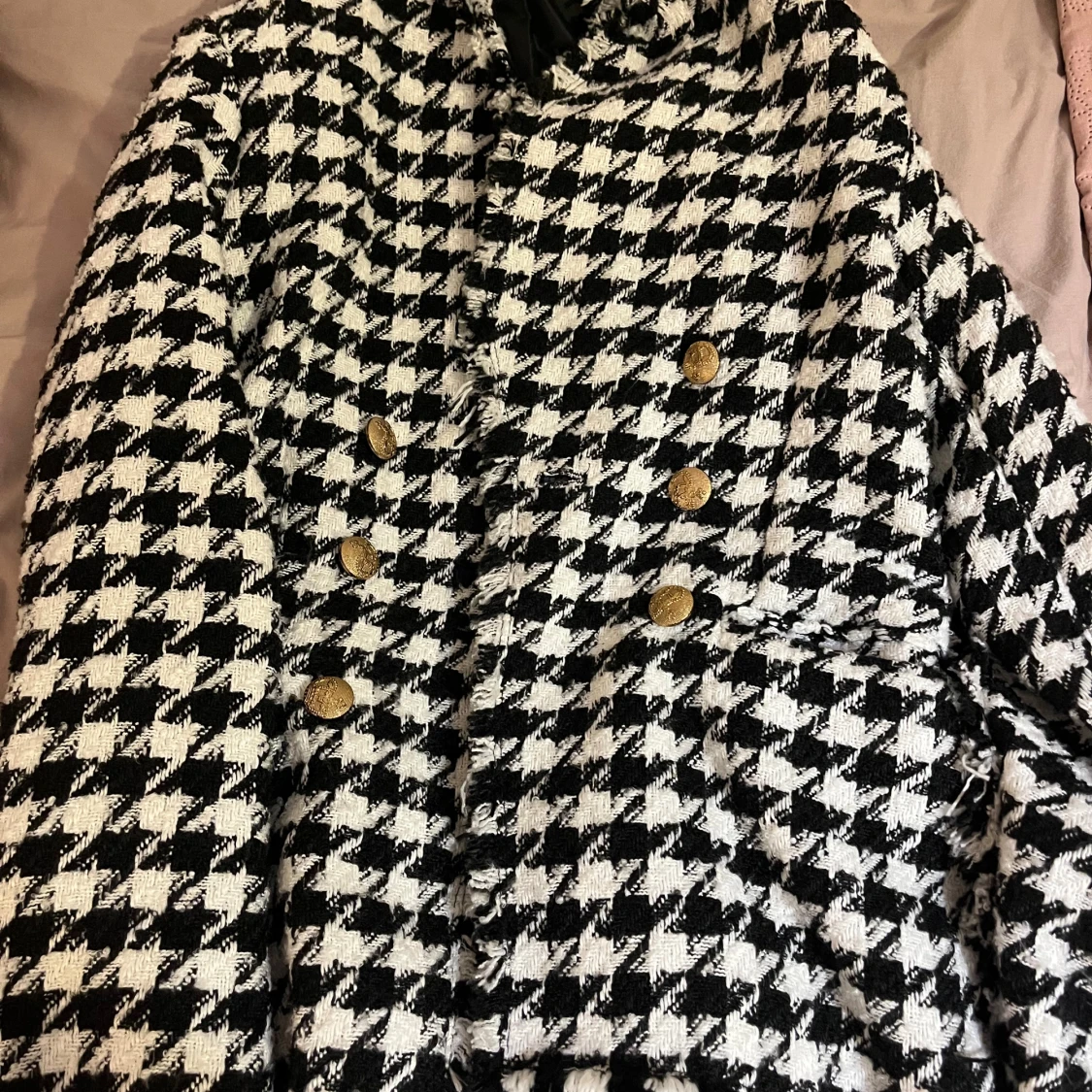 Svartvit rutig kavaj med guldknappar