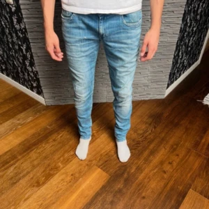 Replay Raky Jeans - Säljer nu dessa otroligt feta Replay jeans | Skick 9/10, inga defekter | Storleken är 33/32 | Priset är inte hugget i sten | Skriv vid frågor!