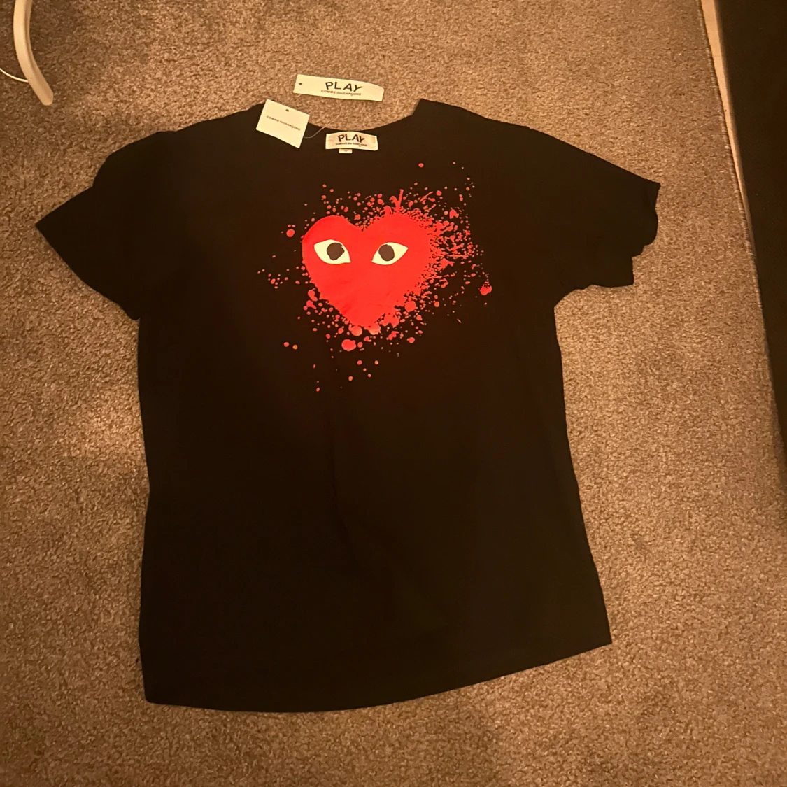 Svart Comme des Garçons Play t-shirt