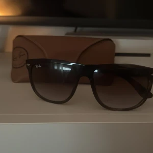  Ray-Ban boyfriend - Snygga svarta Ray-Ban boyfriend solglasögon med klassisk rektangulär form och bruna tonade linser. Modellen är RB4147 Perfekt accessoar för att höja din stil priset är ej hugget i sten. hör av er vid frågor!