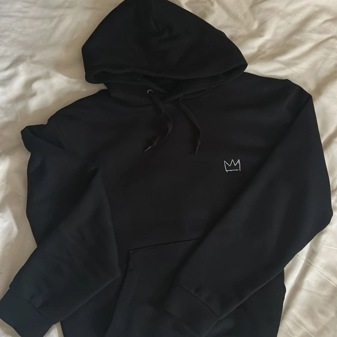 Svart Hov1 hoodie med turnétryck - 1