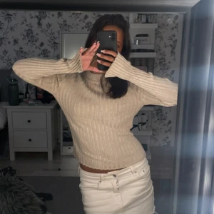 Ribbad  tröja - Säljer en beige ribbstickad tröja. Passar superfint till jeans eller kjol! ❤️