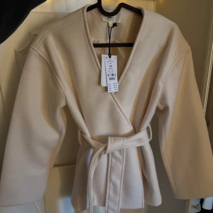 Helt ny kappa - Storlek XS, nypris 699:- mitt pris 599:- från Gina Tricot,  vid snabb affär kan priset diskuteras. Vid frågor kontakta mig 🫶🏽