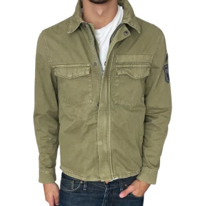 Grön overshirt  - As fet overshirt från Zara. Säljs inte längre i butik så väldigt svårt att få tag på, priset kan såklart diskuteras!